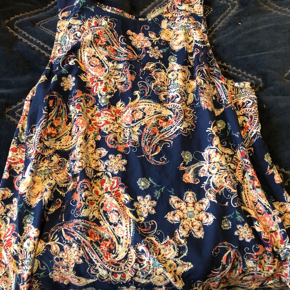 Sleeveless navy floral crew neck blouse